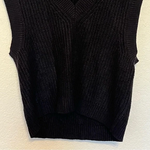 H&M Divided Black Knit Sleeveless V-Neck Wide Cut Sweater Vest Size Medium - Picture 13 of 14